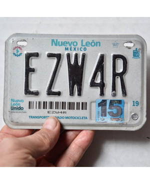 Meksykańska tablica rejestracyjna Nuevo León EZW4R moto