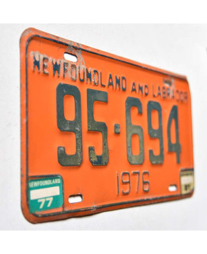Kanadyjska tablica rejestracyjna Newfoundland Labrador 1976 Orange 95-694
